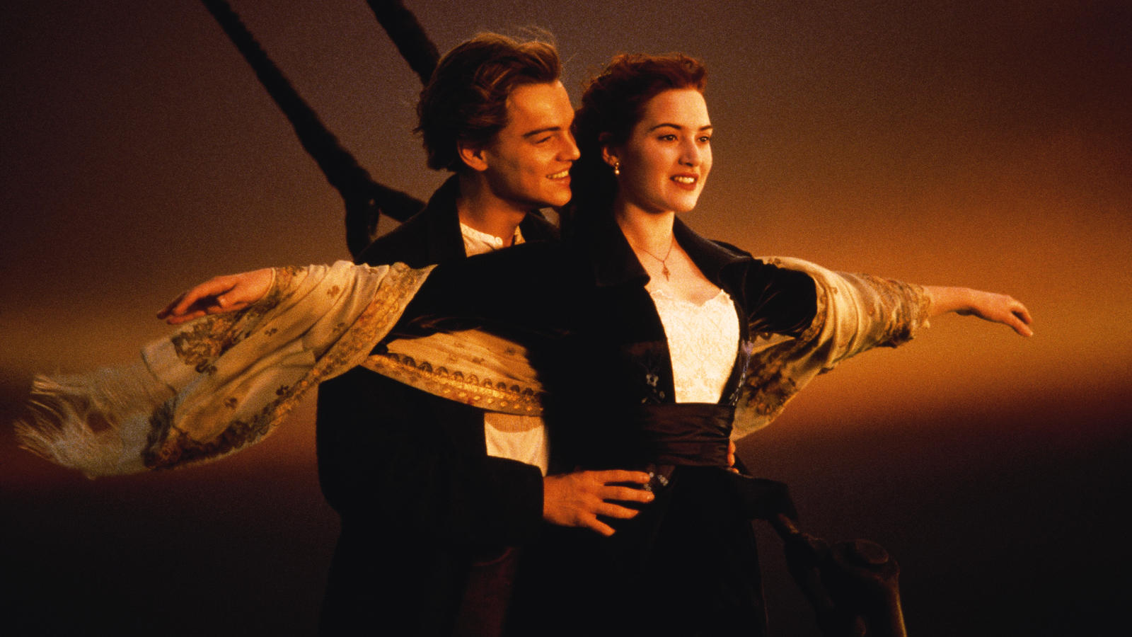 Gerade als Rose (Kate Winslet) den Entschluss fasst, in Amerika mit Jack (Leonardo DiCaprio) von Bord zu gehen, kollidiert die Titanic mit einem Eisberg und beginnt zu sinken...