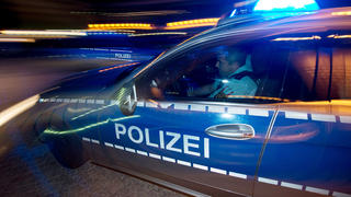 ARCHIV - Eine Polizeistreife fährt am 18.07.2014 in Freiburg (Baden-Württemberg) zu einem Einsatz. Foto: Patrick Seeger/dpa (zu dpa "Aufrüstung bei der Polizei: Alle Streifenwagen bekommen neue Waffe" vom 26.11.2016) +++(c) dpa - Bildfunk+++