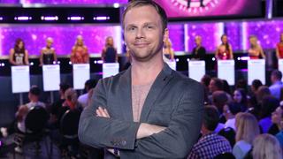 In der rasant-witzigen Dating-Show mit Ralf Schmitz stellt sich ein Mann 30 attraktiven Ladies. Über drei Runden muss er die Frauen von seinem Typ überzeugen, um sich dann für seine Herz-Dame zu entscheiden.