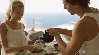 A couple drinking tea Keine Weitergabe an Drittverwerter., Royalty free: Bei werblicher Verwendung Preis auf Anfrage