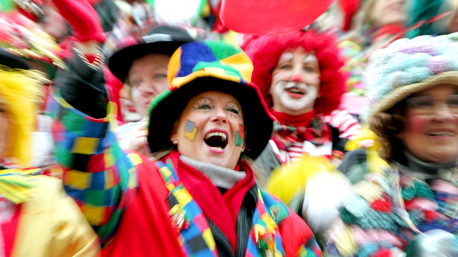 ARCHIV - Jecken feiern auf dem Alter Markt in Köln Karneval (Archivbild vom 15.02.2007). In den rheinischen Karnevalshochburgen beginnt am Dienstag (11.11.2008) um 11 Uhr 11 wieder die Narrenzeit. In Köln eröffnet das Dreigestirn aus Prinz, Bauer und