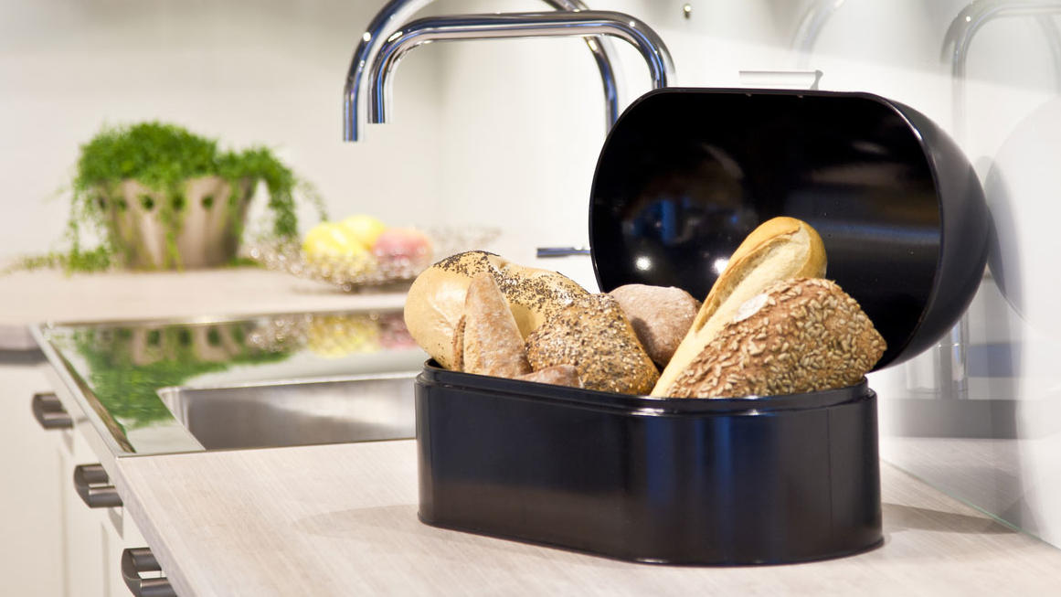 in-einem-brotkasten-bleiben-brot-und-brotchen-langer-frisch
