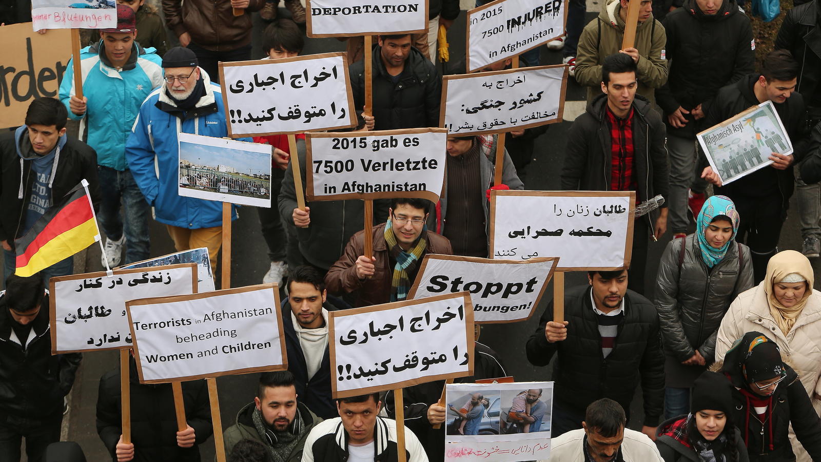 Demonstanten protestieren am 11.02.2017 in Düsseldorf (Nordrhein-Westfalen) gegen die Abschiebung afghanischer Staatsbürger. Tausende Menschen haben in zahlreichen Städten bundesweit für einen sofortigen Abschiebestopp nach Afghanistan demonstriert. 