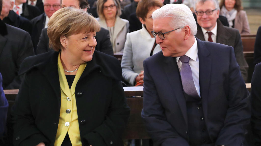 Frank-Walter Steinmeier (SPD), Kandidat bei der Wahl zum Bundespräsidenten, und Bundeskanzlerin Angela Merkel (CDU) sitzen am 12.02.2017 in Berlin in der St. Hedwigs-Kathedrale beim Gottesdienst vor der Wahl des Bundespräsidenten zusammen.