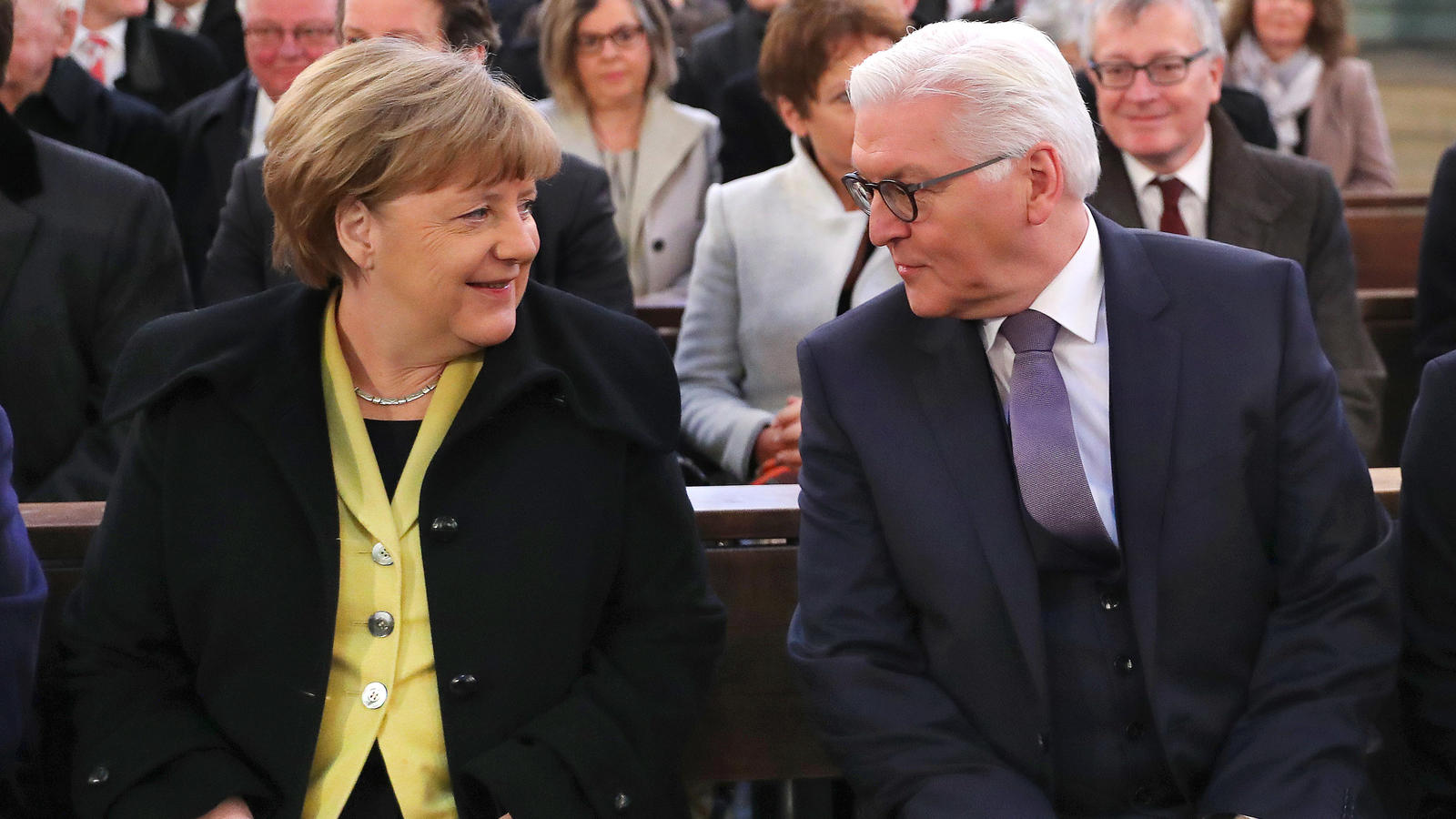 Frank-Walter Steinmeier (SPD), Kandidat bei der Wahl zum Bundespräsidenten, und Bundeskanzlerin Angela Merkel (CDU) sitzen am 12.02.2017 in Berlin in der St. Hedwigs-Kathedrale beim Gottesdienst vor der Wahl des Bundespräsidenten zusammen.