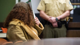 Die wegen Mordes angeklagte Gabriele P. sitzt am 13.02.2017 vor Prozessbeginn in der Anklagebank des Landgerichts in München (Bayern). Die Pädagogik-Studentin soll ihren Freund mit einer Handkreissäge getötet haben. Er war jahrelang verschwunden, seine im Garten verscharrte Leiche wurde erst Anfang 2016 gefunden. Foto: Matthias Balk/dpa +++(c) dpa - Bildfunk+++
