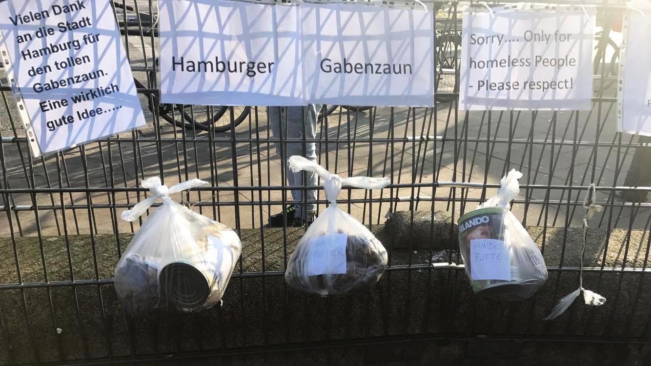 Hamburger Gabenzaun bündelt Spenden für Bedürftige.