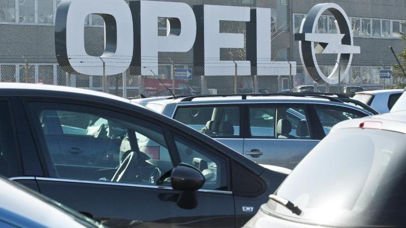 Das Kraftfahrt-Bundesamt (KBA) will rund 100.000 Dieselfahrzeuge des Autobauers Opel zurückrufen.