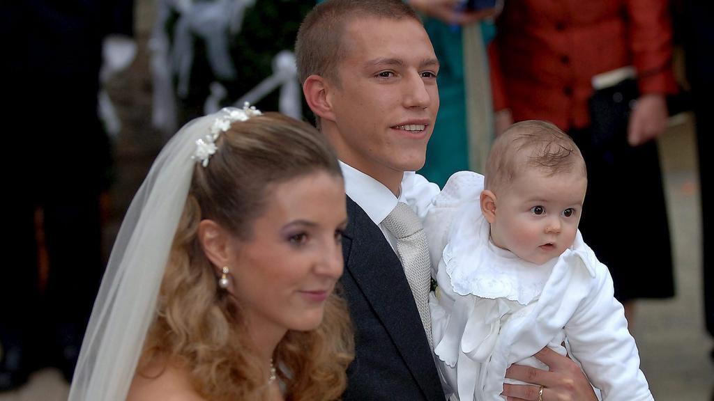 ARCHIV - Tessy Antony, Prinz Louis von Luxemburg und Sohn Gabriel verlassen nach der kirchlichen Trauung am 29.09.2006 in Luxemburg die Gilsdorf-Kirche. (zu dpa «Luxemburger Prinz Louis und Prinzessin Tessy reichen Scheidung ein» vom 20.02.2017) Foto