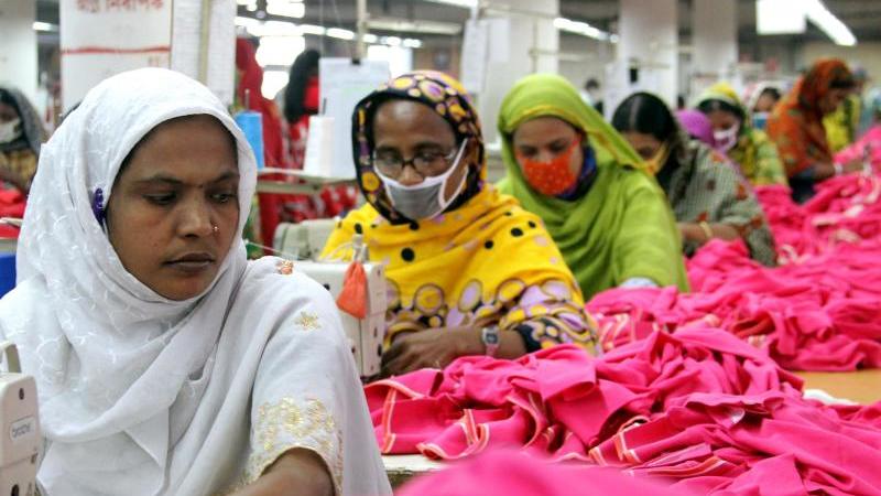 Frauen und Männer arbeiten in einer Textilfabrik in Gazipur, einem Vorort der Hauptstadt Dhaka in Bangladesch.