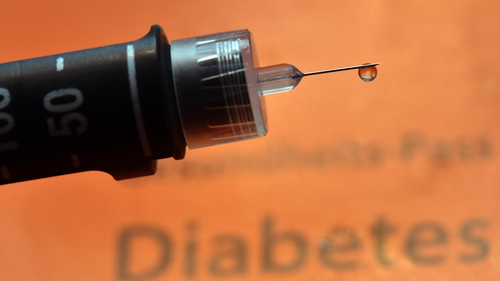 ARCHIV - ILLUSTRATION - Ein Tropfen Insulin hängt am 09.06.2015 in Dresden (Sachsen) an der Nadel einer wiederverwendbaren Spritze, einem sogenannten Pen. In Deutschland leben immer mehr Menschen mit Diabetes: Inzwischen leidet rund jeder zehnte Bund