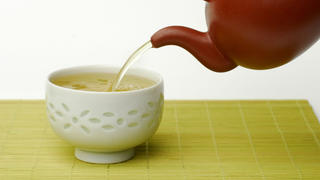 Eingiessen von Tee / Teekanne, Teetasse, Teeschale, Japan Sencha, Gruentee, Grüntee | Verwendung weltweit