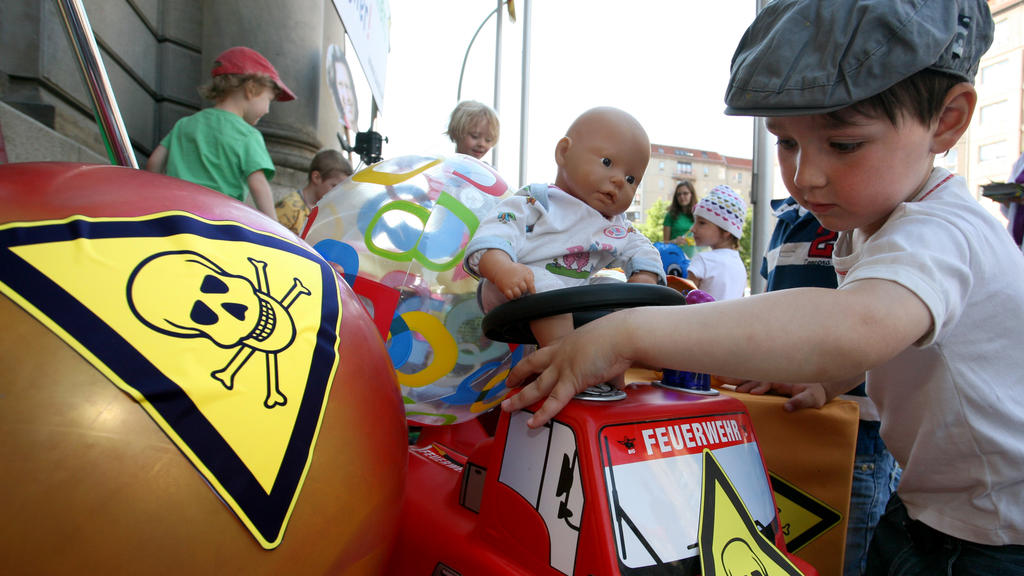 Kinder spielen am Dienstag (31.05.2011) bei einer Aktion der Umweltschutzorganisation BUND vor dem Verbraucherschutzministerium in Berlin mit als giftig gekennzeichnetem Spielzeug. Mit der Demonstration fordert der BUND anlässlich des Internationalen