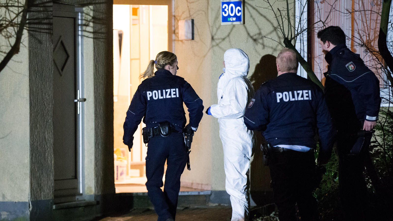 Polizisten stehen am 07.03.2017 in Herne (Nordrhein-Westfalen) vor einem Haus. Im nordrhein-westfälischen Herne ist ein neunjähriger Junge umgebracht worden. Der mutmaßliche Täter, ein 19 Jahre alter Mann, ist nach Polizeiangaben auf der Flucht. Foto