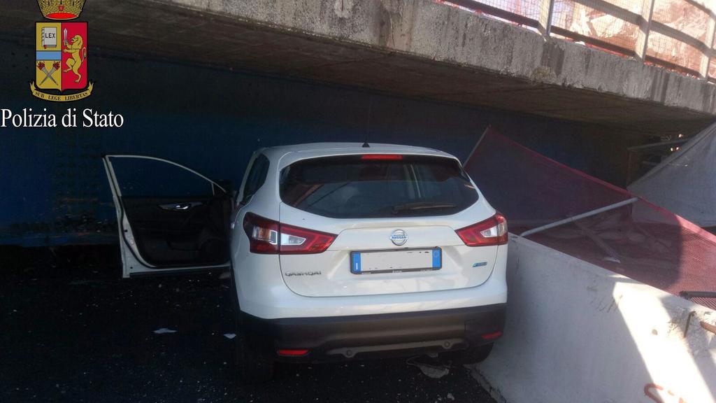 HANDOUT - Ein Auto steht unter der eingestürzten Brücke auf der Autobahn A14 zwischen Ancona Sud und Loreto in Italien, aufgenommen am 09.03.2017. Zwei Menschen, die darunter begraben wurden, starben. Neben den beiden Toten gebe es auch zwei Verletzt