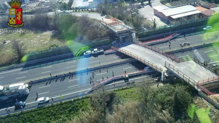 HANDOUT - Die eingestürzte Brücke über der Autobahn A14 zwischen Ancona Sud und Loreto in Italien, aufgenommen am 09.03.2017. Zwei Menschen, die darunter begraben wurden, starben. Neben den beiden Toten gebe es auch zwei Verletzte, berichtete die Nac
