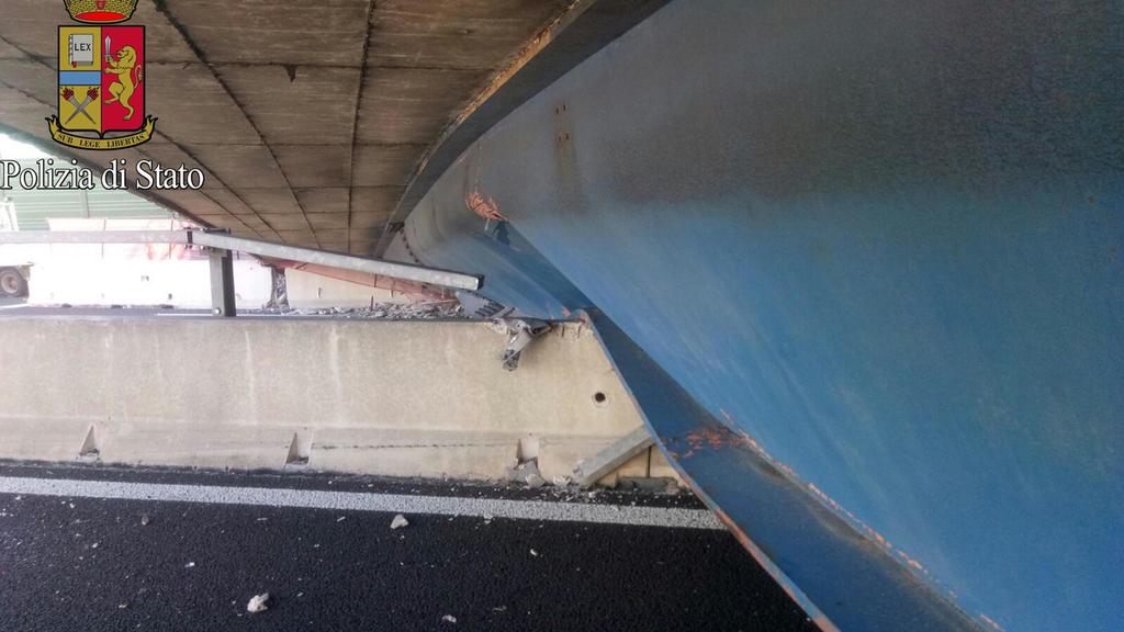 HANDOUT - Detail der eingestürzten Brücke über der Autobahn A14 zwischen Ancona Sud und Loreto in Italien, aufgenommen am 09.03.2017. Zwei Menschen, die darunter begraben wurden, starben. Neben den beiden Toten gebe es auch zwei Verletzte, berichtete
