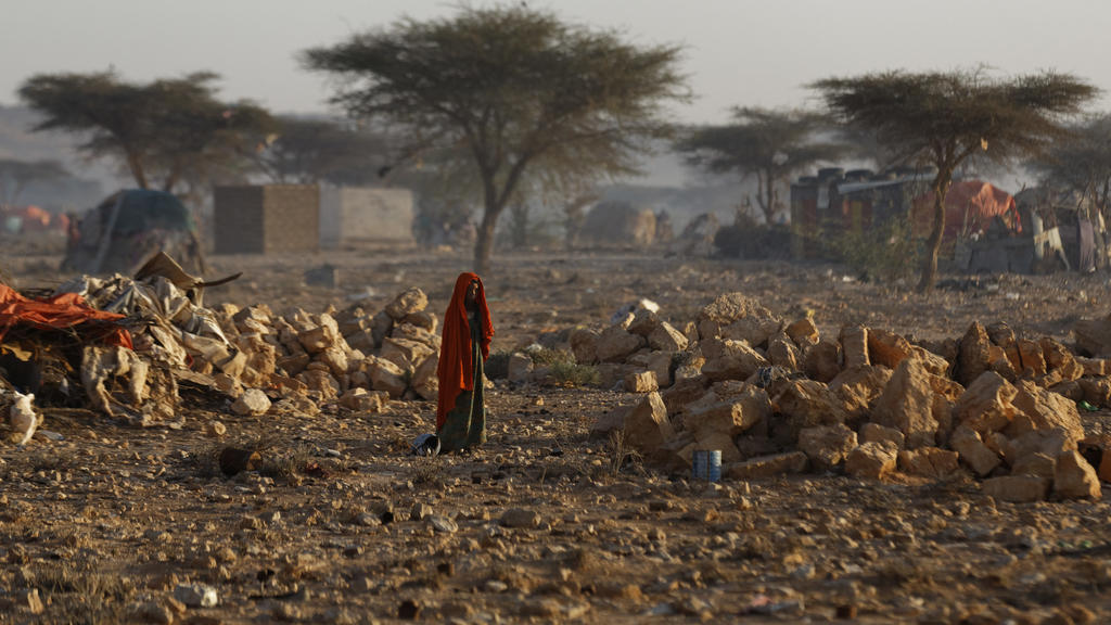 Eine Frau geht am 09.03.2017 in Qardho (Somalia) durch ein Camp, in das sich Anwohner zurückgezogen haben, die wegend er Dürre ihr Land verlassen mussten. Millionen Menschen und Tiere leiden unter den Folgen einer schweren Dürre. Hilfsorganisationen