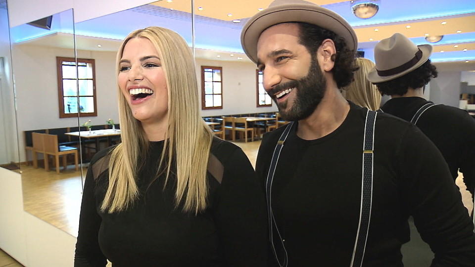 Massimo Sinató hat die Kurven von Tanzpartnerin Angelina Kirsch im Griff.