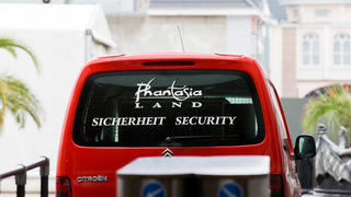 Ein Auto mit der Aufschrift "Phantasia Land - Sicherheit Security" steht am 22.06.2015 vor dem Eingang zum Phantasialand in Brühl (Nordrhein-Westfalen). Foto: Rolf Vennenbernd/dpa (zu dpa "Einbruch in Freizeitpark Phantasialand - keine Angaben zur Beute" am 22.06.2015) +++(c) dpa - Bildfunk+++