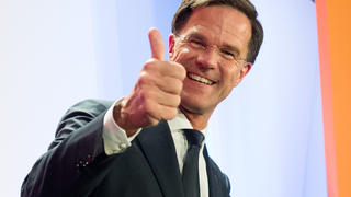 Der amtierende Ministerpräsident und Wahlgewinner Mark Rutte lacht am 15.03.2017 in Den Haag (Niederlande) bei einer Wahlparty seiner Partei VVD. Die rechtsliberale Partei von Rutte hat bei der Parlamentswahl den rechtspopulistischen Herausforderer Wilders klar abgewehrt. Nach Prognosen vom Mittwochabend deutete alles auf eine neue Regierung unter Ruttes Führung hin. Foto: Daniel Reinhardt/dpa +++(c) dpa - Bildfunk+++