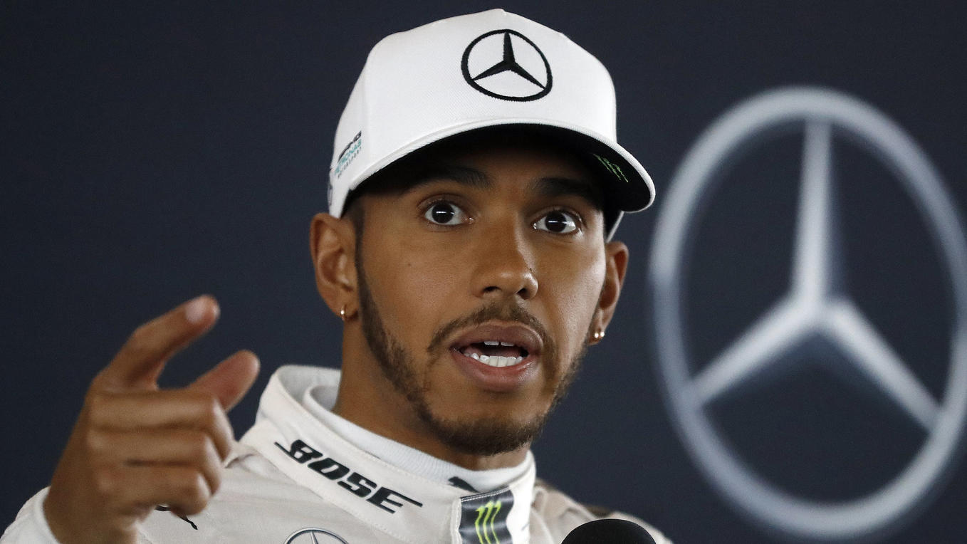 ARCHIV - Der britische Formel-1-Rennfahrer Lewis Hamilton von Mercedes AMG spricht am 23.02.2017 in Towcester (Großbritannien) auf einer Pressekonferenz. Der dreimalige Weltmeister Hamilton erhofft sich von den neuen Formel-1-Besitzern einen Schub fü
