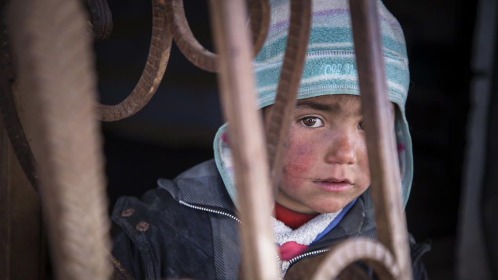 Ein syrisches Kind, aufgenommen am 19.02.2017 in Tel Abiad (Syrien) in einer verlassenen Tankstelle, in der es mit seiner Familie lebt. Derzeit leben fünf Familien in der vom Krief zerstörten Tankstelle. Laut «Save the Children» zeigen syri