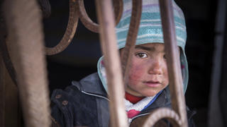HANDOUT - Ein syrisches Kind, aufgenommen am 19.02.2017 in Tel Abiad (Syrien) in einer verlassenen Tankstelle, in der es mit seiner Familie lebt. Derzeit leben fünf Familien in der vom Krief zerstörten Tankstelle. Laut «Save the Children» zeigen syrische Kinder schwere Symptome von Stress durch die Auseinandersetzung mit dem Krieg. ACHTUNG: Nur zur redaktionellen Verwendung im Zusammenhang mit der aktuellen Berichterstattung und nur bei Nennung der Quelle: Foto: Jonathan Hyams/Save the Children/AP/dpa +++(c) dpa - Bildfunk+++