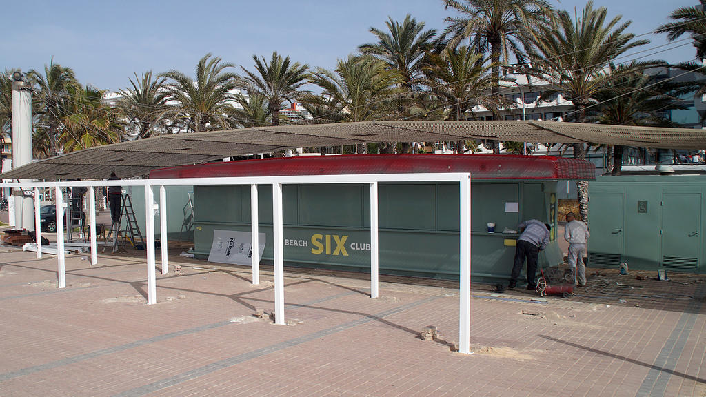 Die Strandbude «Ballermann 6» an der Playa de Palma auf der spanischen Insel Mallorca, aufgenommen am 22.02.2017. Die berühmte Strandbude bekommt ein neues Gesicht - und einen neuen Namen: Ab sofort prangt an der Front der Schriftzug «Beach Club Six»