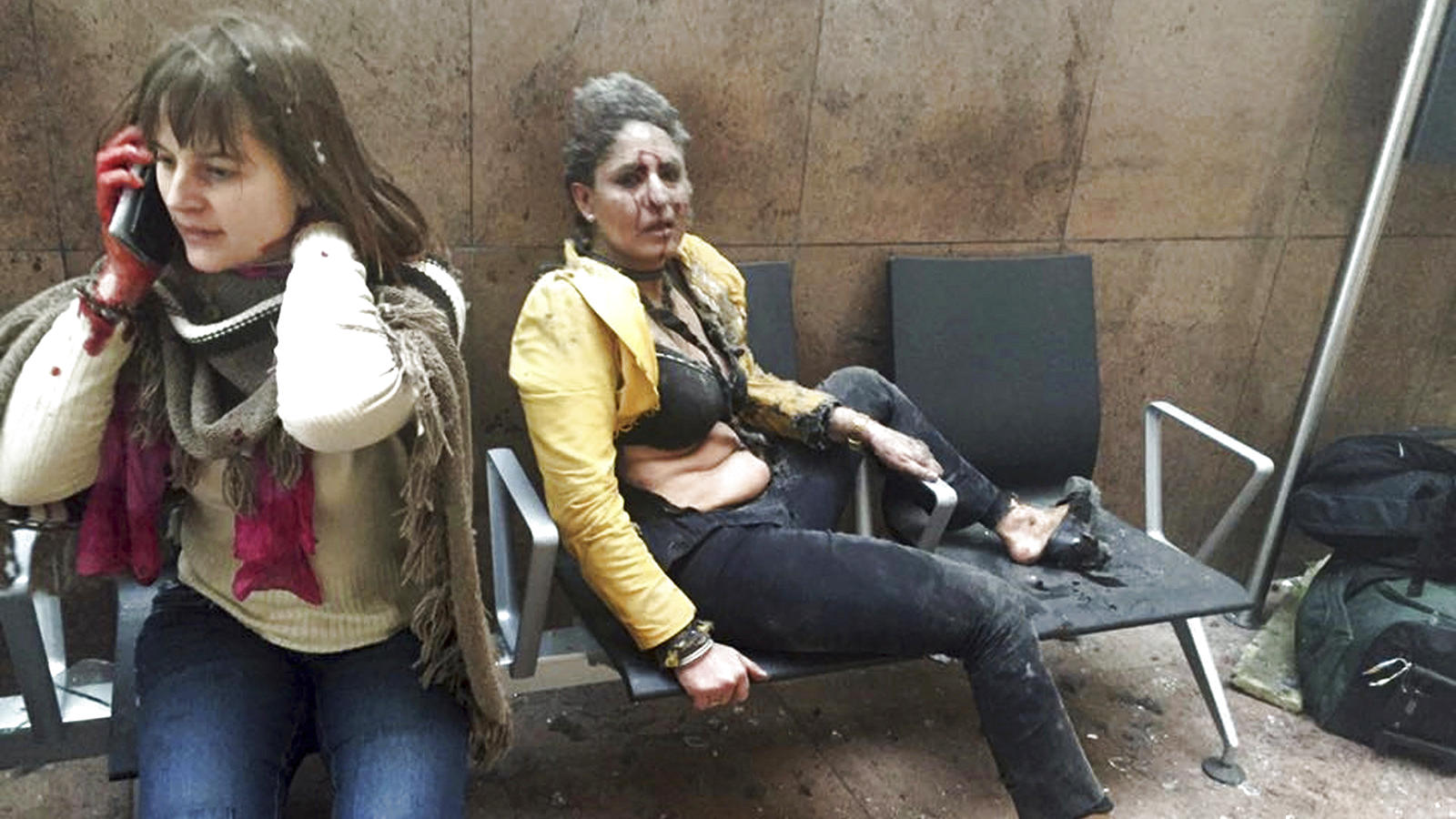 Die indische Stewardess Nidhi Chaphekar sitzt am 22.03.2016 unmittelbar nach dem Anschlag auf den Flughafen von Brüssel blutüberströmt und geschockt auf einer Flughafenbank.