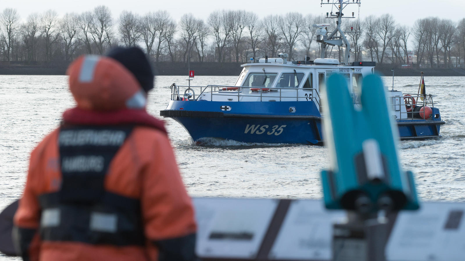 Die Besatzung eines Polizeibootes sucht am 14.01.2017 in Hamburg die Elbe nach einer Wasserleiche ab. Polizei und Feuerwehr haben am Nachmittag in der Nähe des Museumshafens Övelgönne nach einer Wasserleiche gesucht, nach rund drei Stunden wurde die 