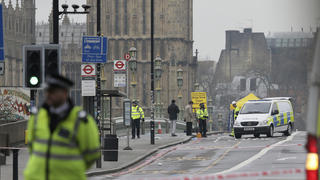 Polizisten stehen am 23.03.2017 in London (Großbritannien) am Anschlagsort. Beim Terroranschlag auf der Westminster-Brücke und am Parlament im Herzen Londons am 22.03. hat ein Angreifer mindestens drei Menschen getötet und rund 40 weitere teils schwer verletzt. Der Täter wurde erschossen, nachdem er einen Polizisten niedergestochen hatte. Sieben Personen wurden festgenommen. Foto: Tim Ireland/AP/dpa +++(c) dpa - Bildfunk+++