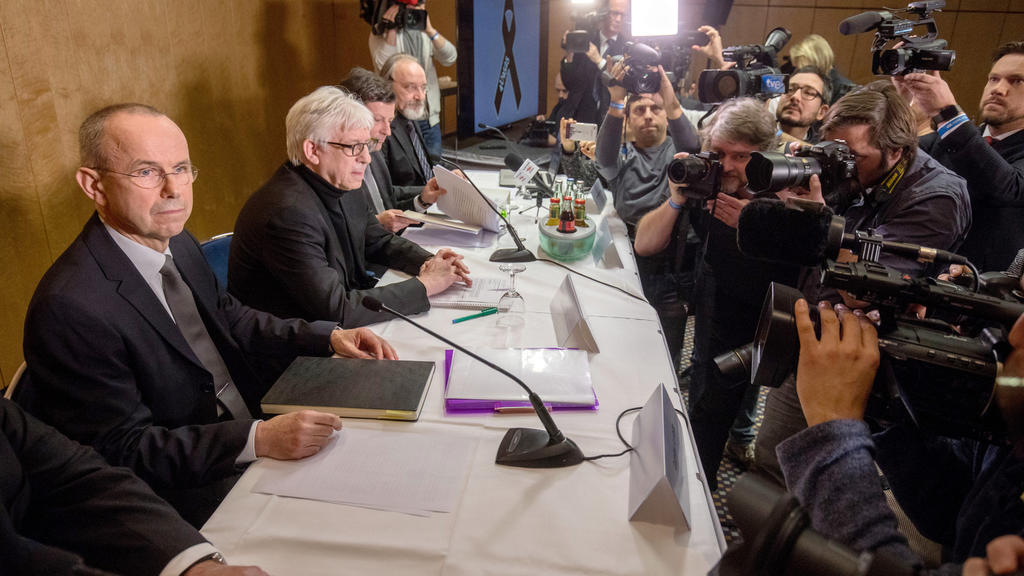 Günter Lubitz (l), Vater des Germanwings-Co-Piloten des in den Alpen abgestürzten Flugzeugs, sitzt am 24.03.2017 in Berlin bei einer Pressekonferenz. Am 24.03.2017 jährt sich der Absturz der Germanwings-Maschine 4U 9525 in den südfranzösischen Alpen