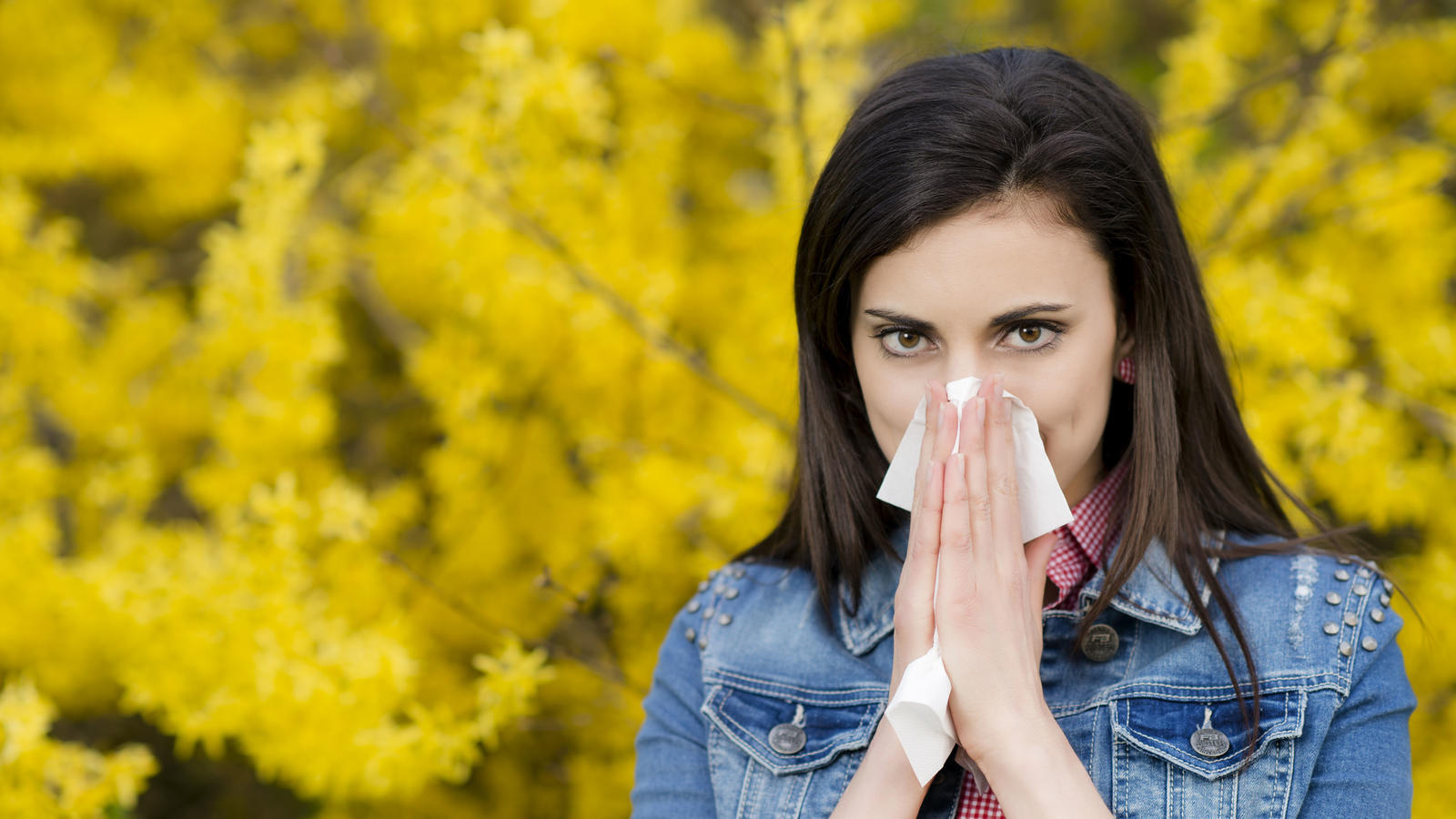 Junge Frau mit Pollen-Allergie