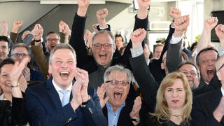 Anhänger der CDU jubeln am 26.03.2017 in Saarbrücken (Saarland) nach der Landtagswahl. Foto: Oliver Dietze/dpa +++(c) dpa - Bildfunk+++