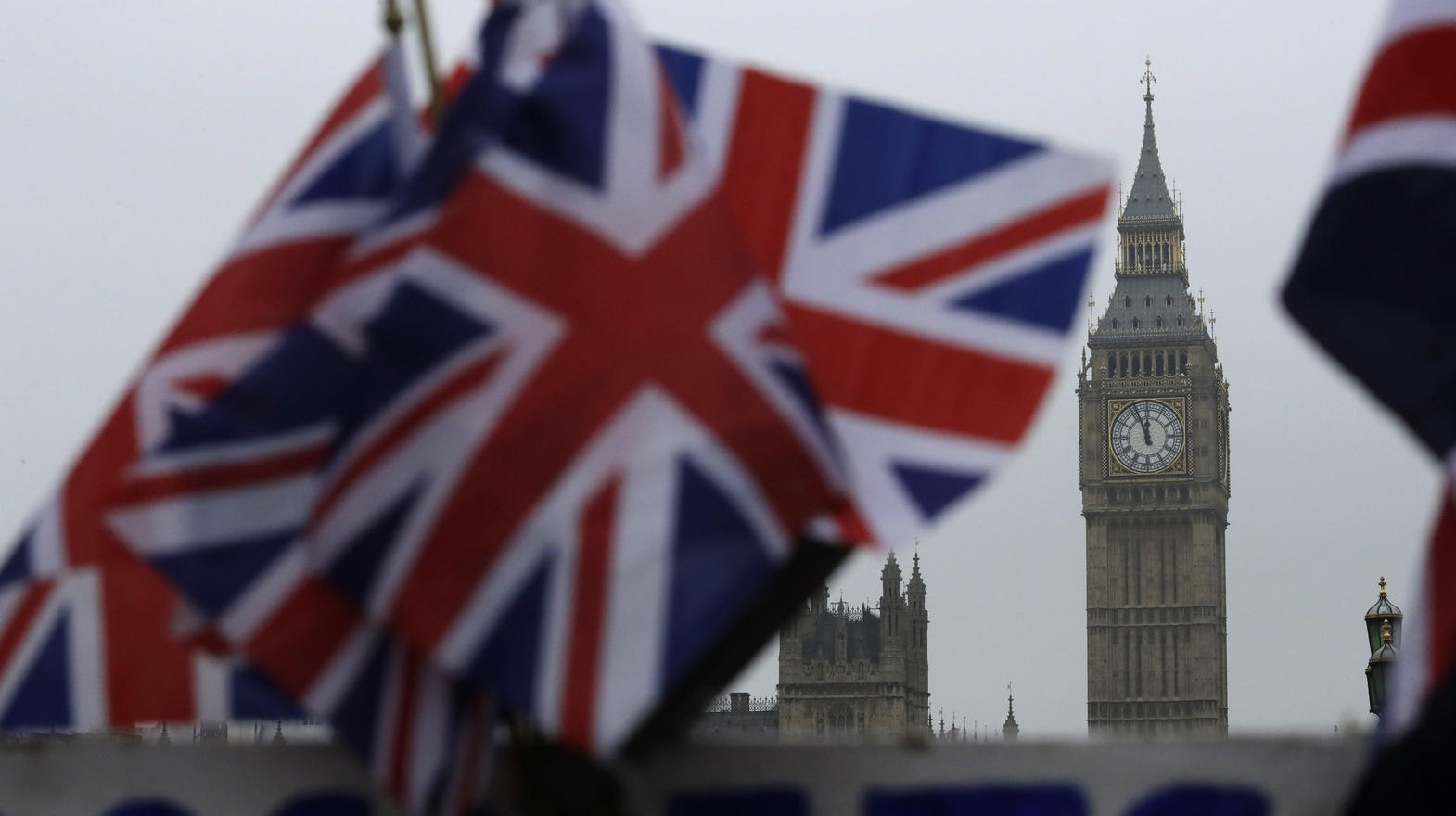 ARCHIV - Britische Flaggen wehen am 08.02.2017 in London (Großbritannien) in der Nähe des berühmten Uhrturms Big Ben. Der Uhrturm ist Teil des Palace of Westminster, in dem das britische Parlament tagt. Die britische Premierministerin May wird am 29.