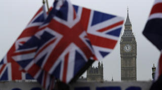 ARCHIV - Britische Flaggen wehen am 08.02.2017 in London (Großbritannien) in der Nähe des berühmten Uhrturms Big Ben. Der Uhrturm ist Teil des Palace of Westminster, in dem das britische Parlament tagt. Die britische Premierministerin May wird am 29.03.2017 den Austritt ihres Landes aus der EU beantragen. Foto: Matt Dunham/AP/dpa +++(c) dpa - Bildfunk+++