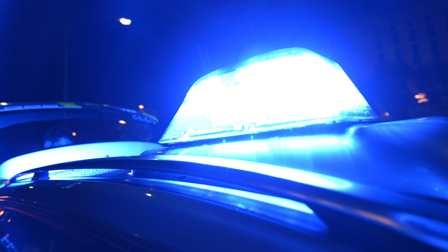 ARCHIV - ILLUSTRATION - Das Blaulicht eines Polizeifahrzeuges ist am 22.06.2015 in Freiburg (Baden-Württemberg) zu sehen. (zu dpa «Zwei Leichen in Emmendingen gefunden - Hintergründe unklar» vom 17.03.2017) Foto: Patrick Seeger/dpa +++(c) dpa - Bildf