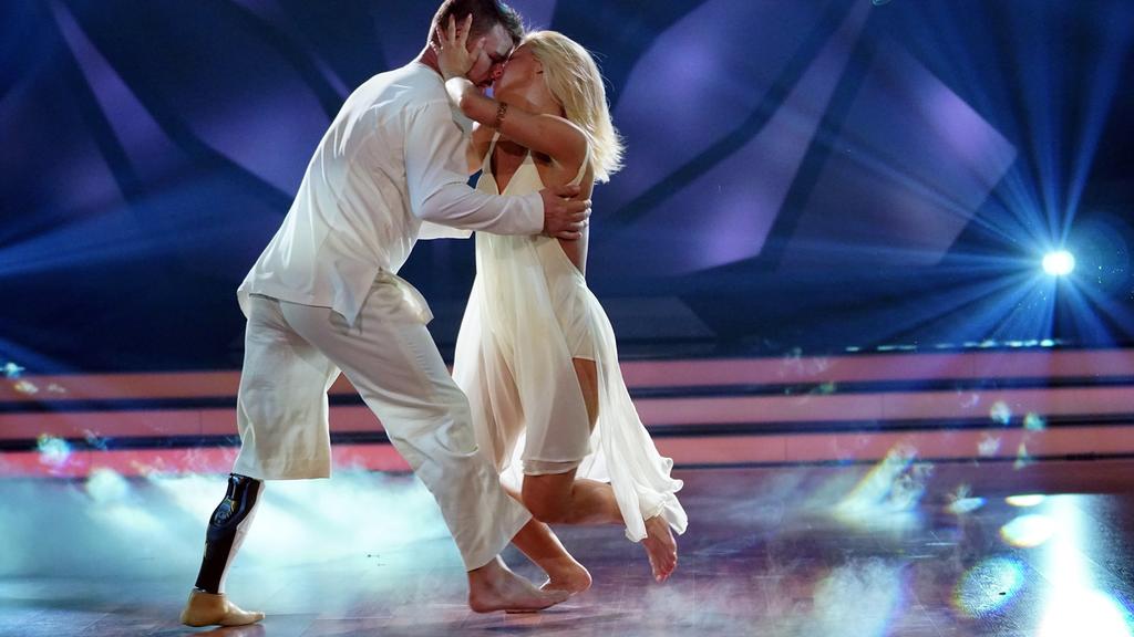Heinrich Popow und Kathrin Menzinger zeigen einen gefühlvollen Contemporary in der dritten Liveshow von "Let's Dance" 2017.