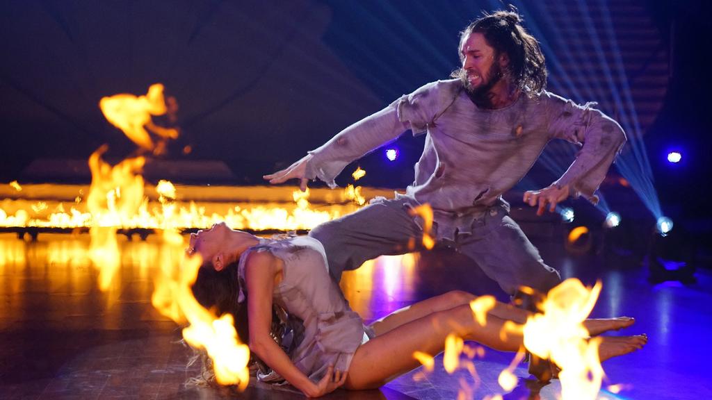 Sänger Gil Ofarim rührt mit seinem Contemporary in der dritten Liveshow von "Let's Dance" 2017 zu Tränen.