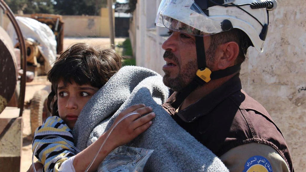HANDOUT - Ein von der «Syria Civil Defence» (Weißhelme) am 04.04.2017 zur Verfügung gestellte Foto, zeigt einen Freiwilligen Helfer, der ein Opfer eines mutmaßlichen Giftgasangriffs in Chan Scheichun, Syrien, versorgt. Bei einem Luftangriff mit Giftg