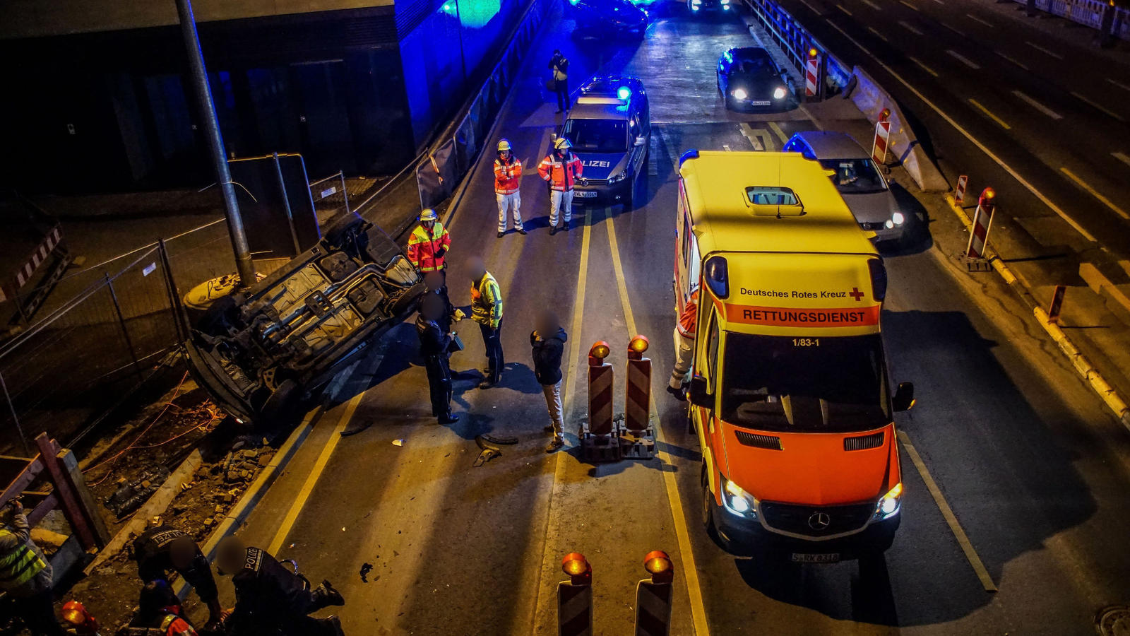 Polizisten drücken am 19.02.2017 in Stuttgart (Baden-Württemberg) bei einer Unfallaufnahme einen Mann auf den Asphalt einer Straße (links unten). Die Staatsanwaltschaft ermittelt gegen vier Stuttgarter Polizeibeamte wegen gefährlicher Körperverletzun