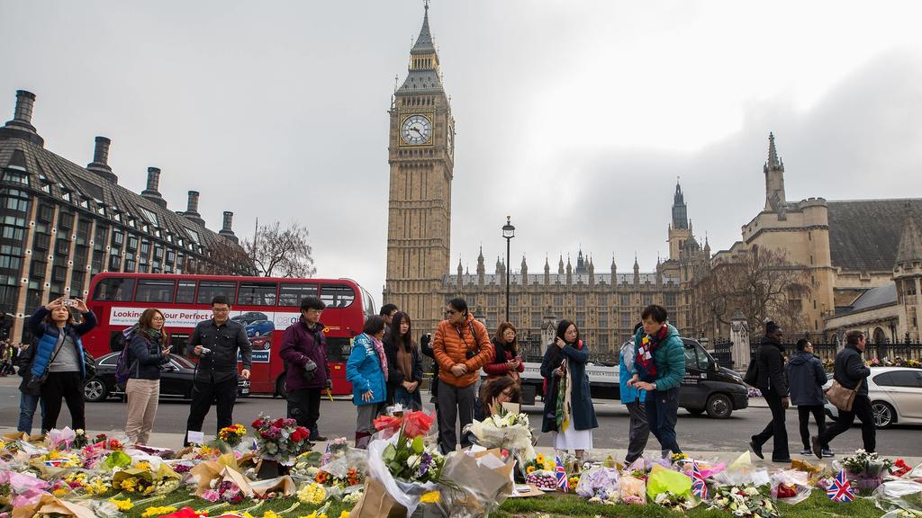 Blumen für die Terroropfer vor dem britischen Parlament