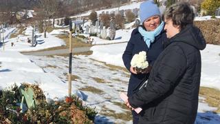 Moderatorin Vera (l.) besucht gemeinsam mit Beate (r.) das Grab der verstorbenen Mutter Irene.
