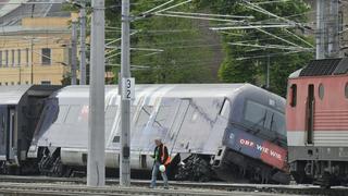 Ein entgleister Zug steht am 15.04.2017 im Bahnhof Wien-Meidling (Österreich). Bei einem Zugunglück in Österreich sind sieben Menschen verletzt worden. (zu dpa «Sieben Verletzte bei Zugunglück in Österreich - Ursache unklar» vom 15.04.2017) Foto: Herbert Pfarrhofer/APA/dpa +++(c) dpa - Bildfunk+++