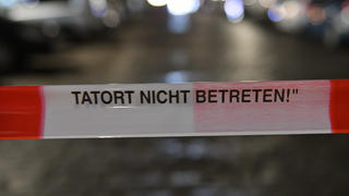 Ein Absperrband der Polizei mit der Aufschrift "Tatort nicht betreten" markiert am 22.03.2017 in der Charlottenstraße in Berlin den Bereich eines Tatortes. Dort kam es am Abend zu einer Schießerei, bei dem zwei Männer verletzt wurden. Der Täter ist flüchtig. Foto: Paul Zinken/dpa +++(c) dpa - Bildfunk+++