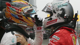 Motorsport, Formel-1-Weltmeisterschaft, Grand Prix von China, am 09.04.2017, Shanghai (China). Der britische Mercedes-Pilot Lewis Hamilton (l) wird nach seinem Sieg vom zweitplatzierten Deutschen Sebastian Vettel beglückwünscht. Foto: Toru Takahashi/AP/dpa +++(c) dpa - Bildfunk+++
