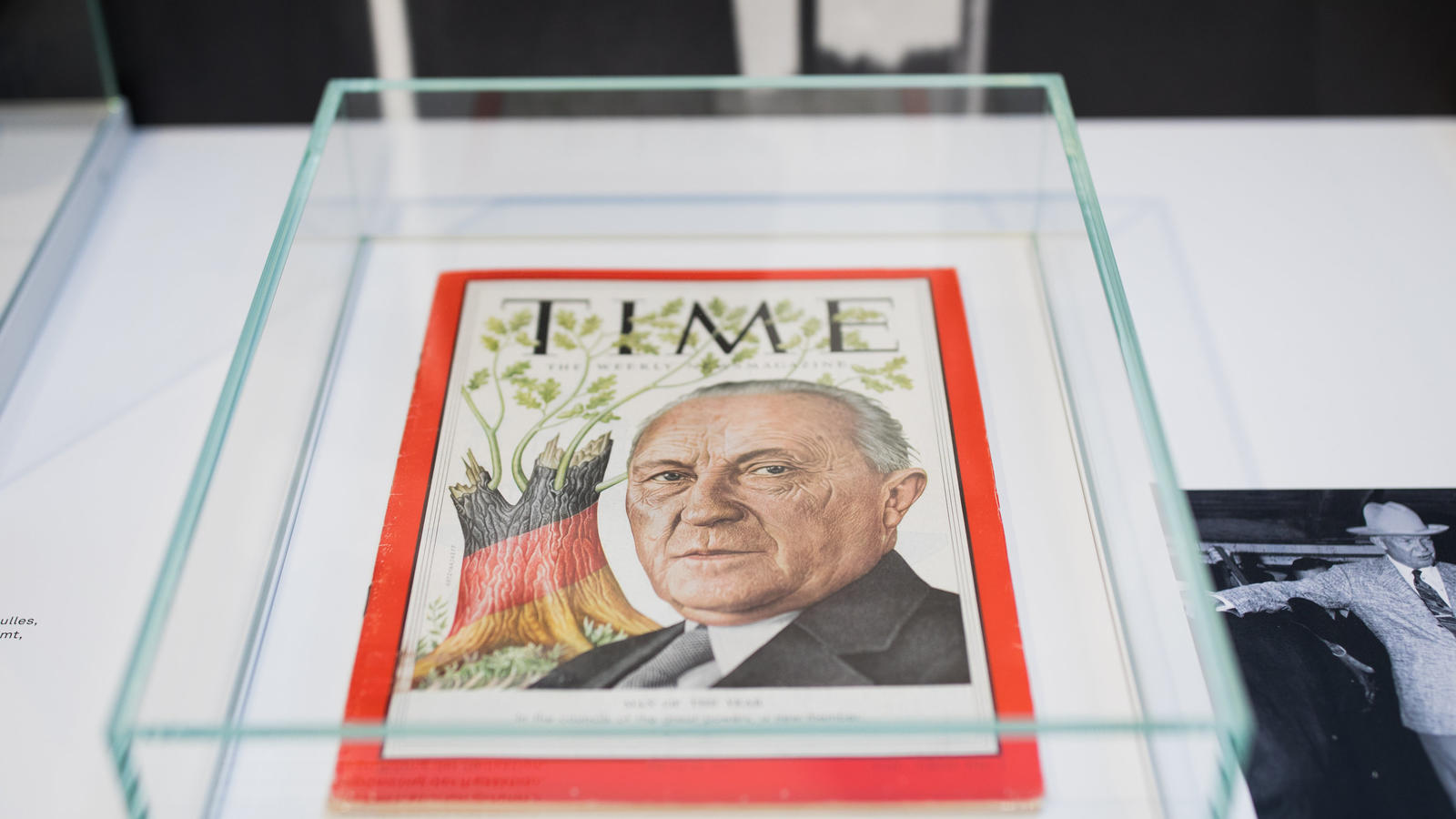 Das Cover des Magazins TIME, welches Adenauer zeigt, ist am 18.04.2017 im Museum am Konrad-Adenauer-Haus in Rhöndorf (Nordrhein-Westfalen) zu sehen. Die neugestaltete Adenauer-Ausstellung an seinem ehemaligen Wohnhaus, die ein Jahr lang für rund 2,3 