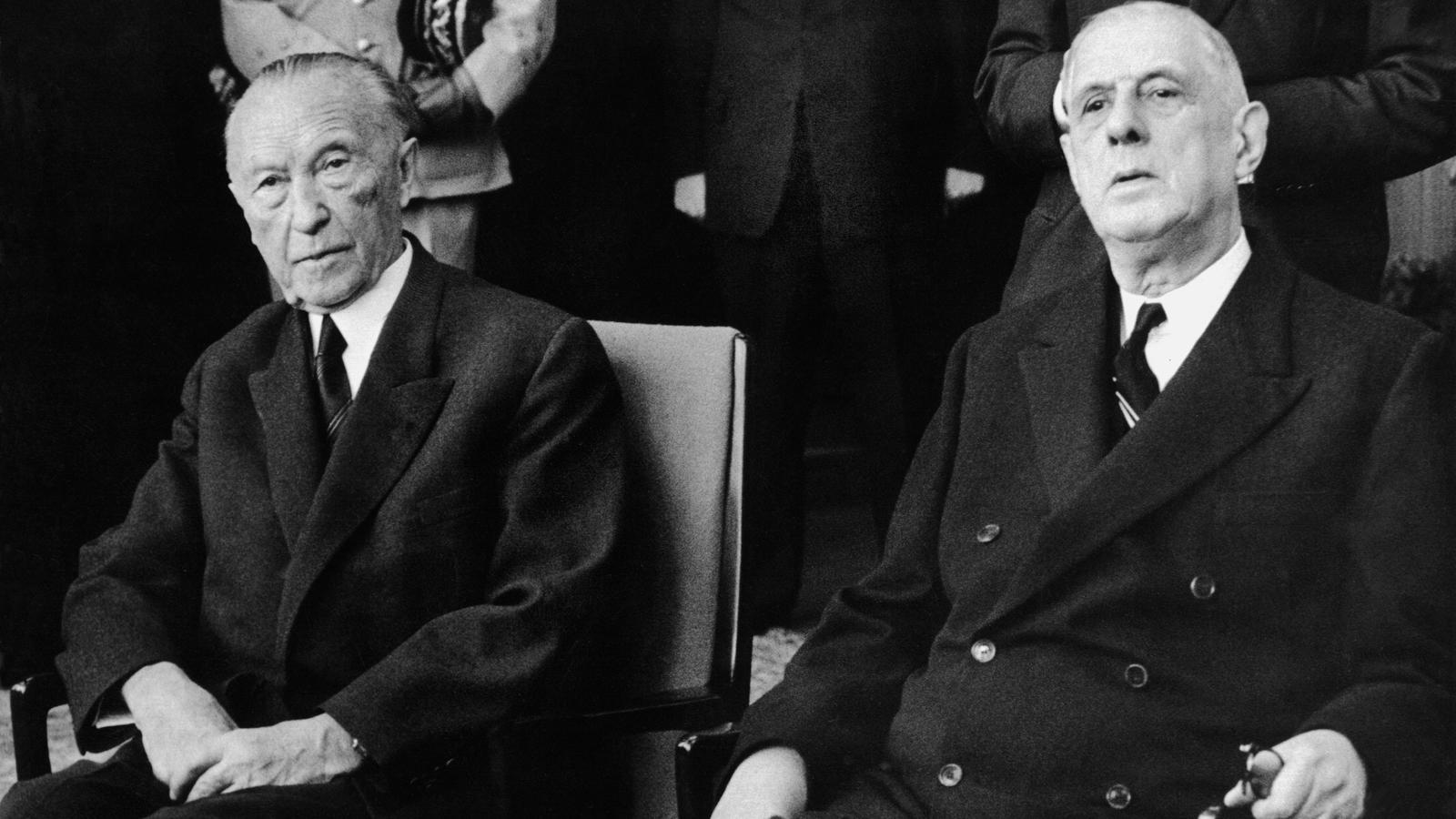 ARCHIV - Der französische Staatspräsident Charles de Gaulle (r) sitzt am 3. Juni 1962 während der Begrüßungszeremonie im Rathaus von Köln neben Bundeskanzler Konrad Adenauer (l). Foto: Egon Steiner (zu dpa-Serie Sechs Jahrzehnte vom 24.02.) nur s/w  