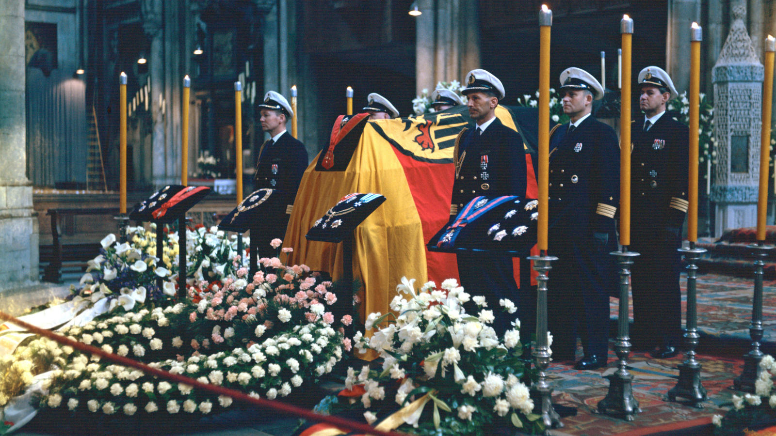ARCHIV - Vom 24.04. bis 24.04.1967 wurde Altbundeskanzler Konrad Adenauer, der am 19.04.1967 in seiner Heimat Rhöndorf verstorben war, im Kölner Dom aufbgebahrt. Hohe Offiziere der Bundeswehr hielten die Totenwache. Adenauer war von 1949 bis 1963 der